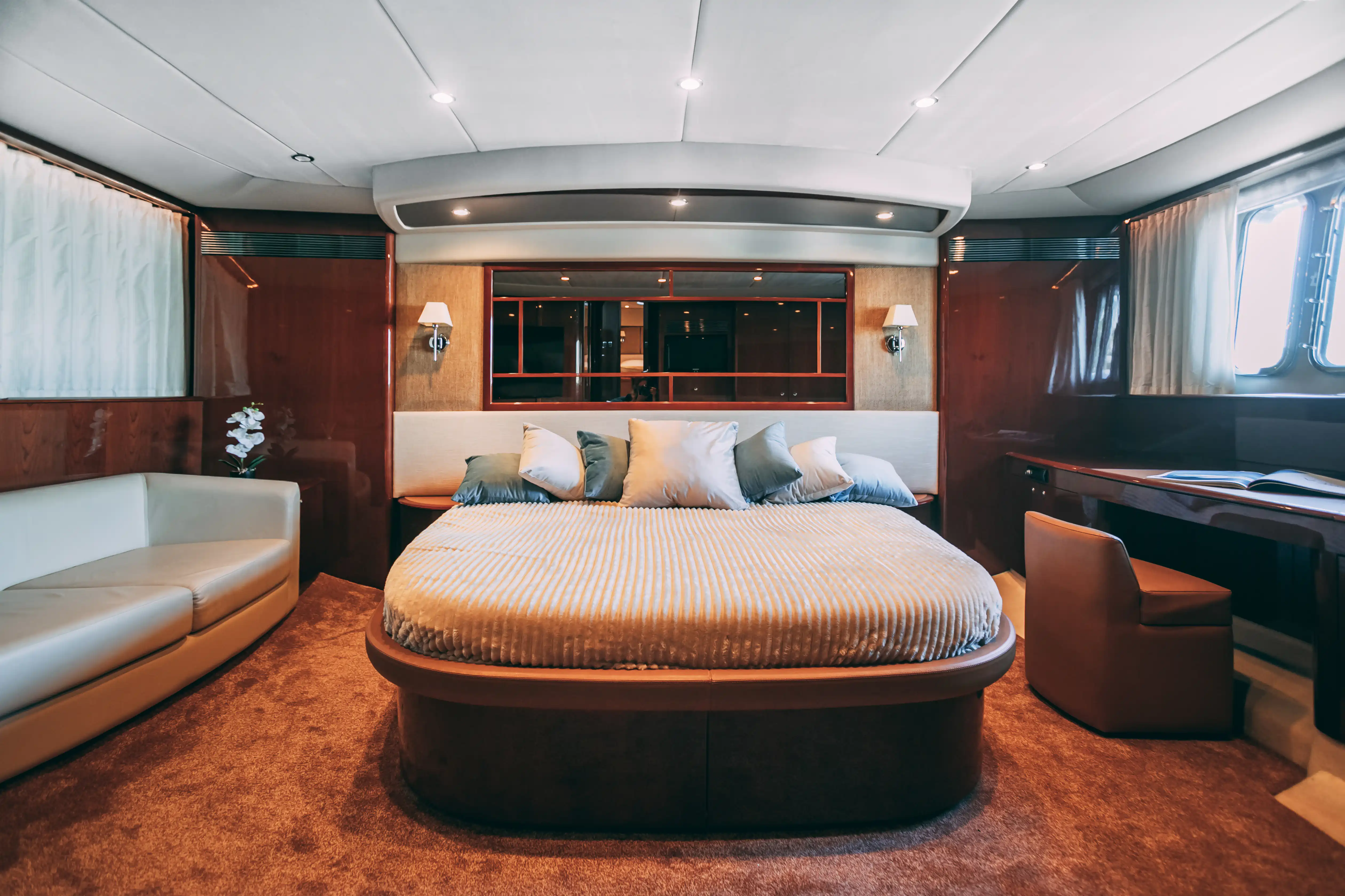 Яхта Princess 68